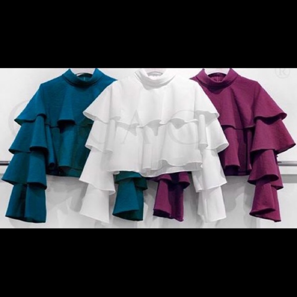 ENTIRED RUFFLE CROP TOP